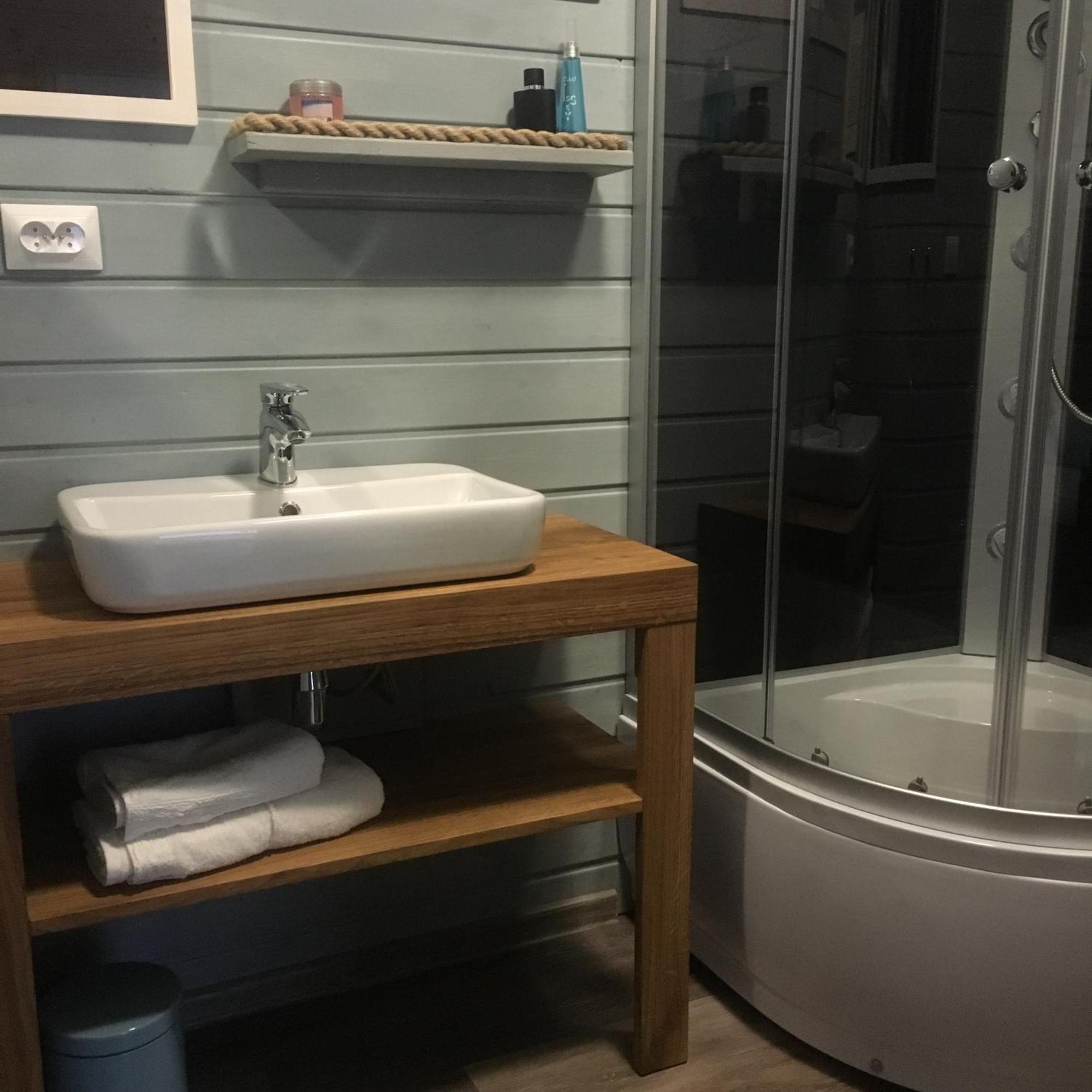 Готель Houseboat Slesin Екстер'єр фото